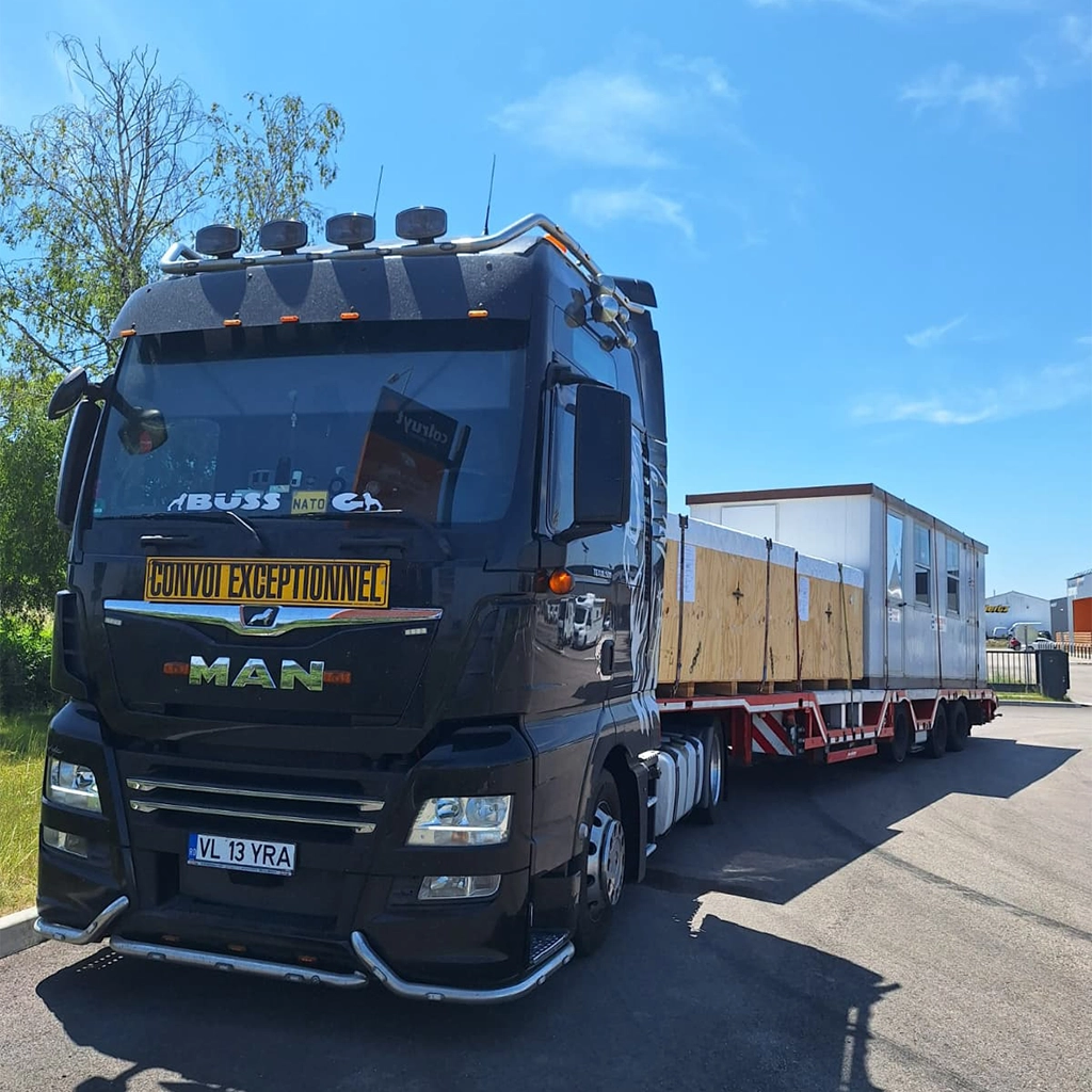 Camion MAN transport agabaritic cu remorcă încărcată - servicii transport agabaritic internațional